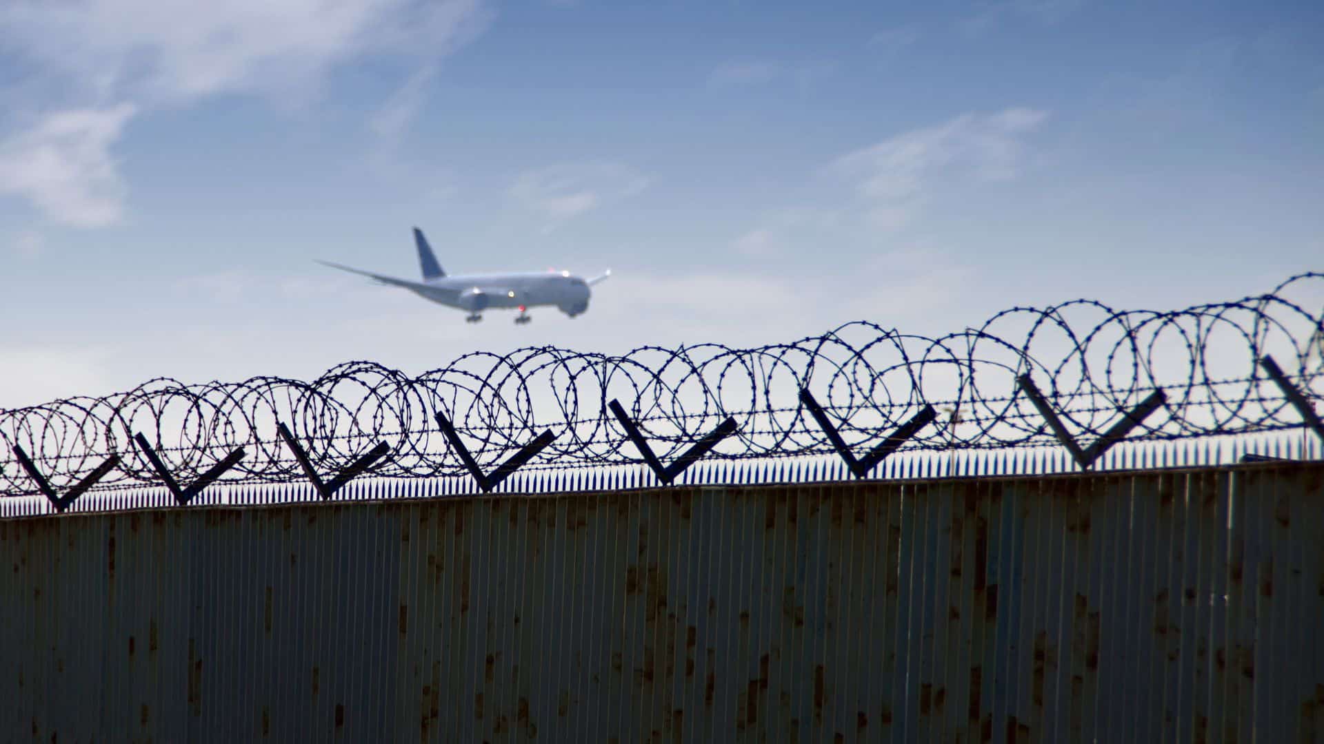 Prevent airport security breaches with LiDAR and AMORPH.senses. Discover how advanced threat detection and rapid response can enhance airport safety and efficiency.